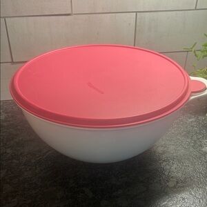 32 Cup THAT’S A BOWL by Tupperware Pink Lid and White Bowl Exc condition